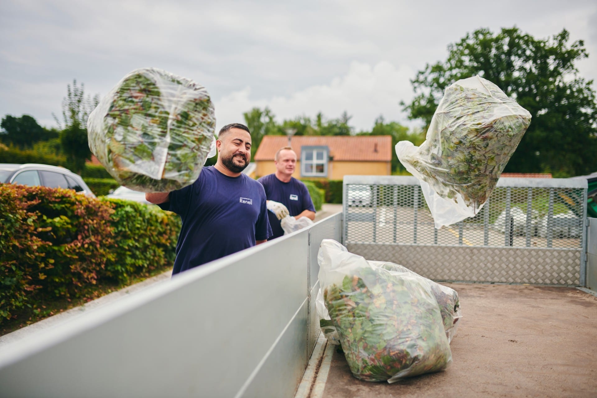 Renell-havemand rydder op efter havearbejde