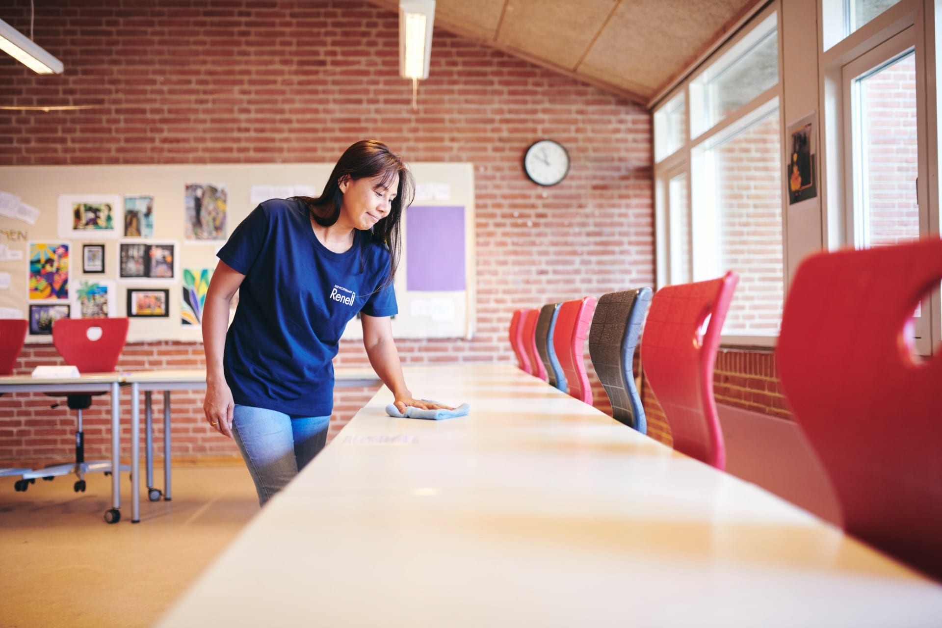 Renell-medarbejder tørrer skolebord af med en klud